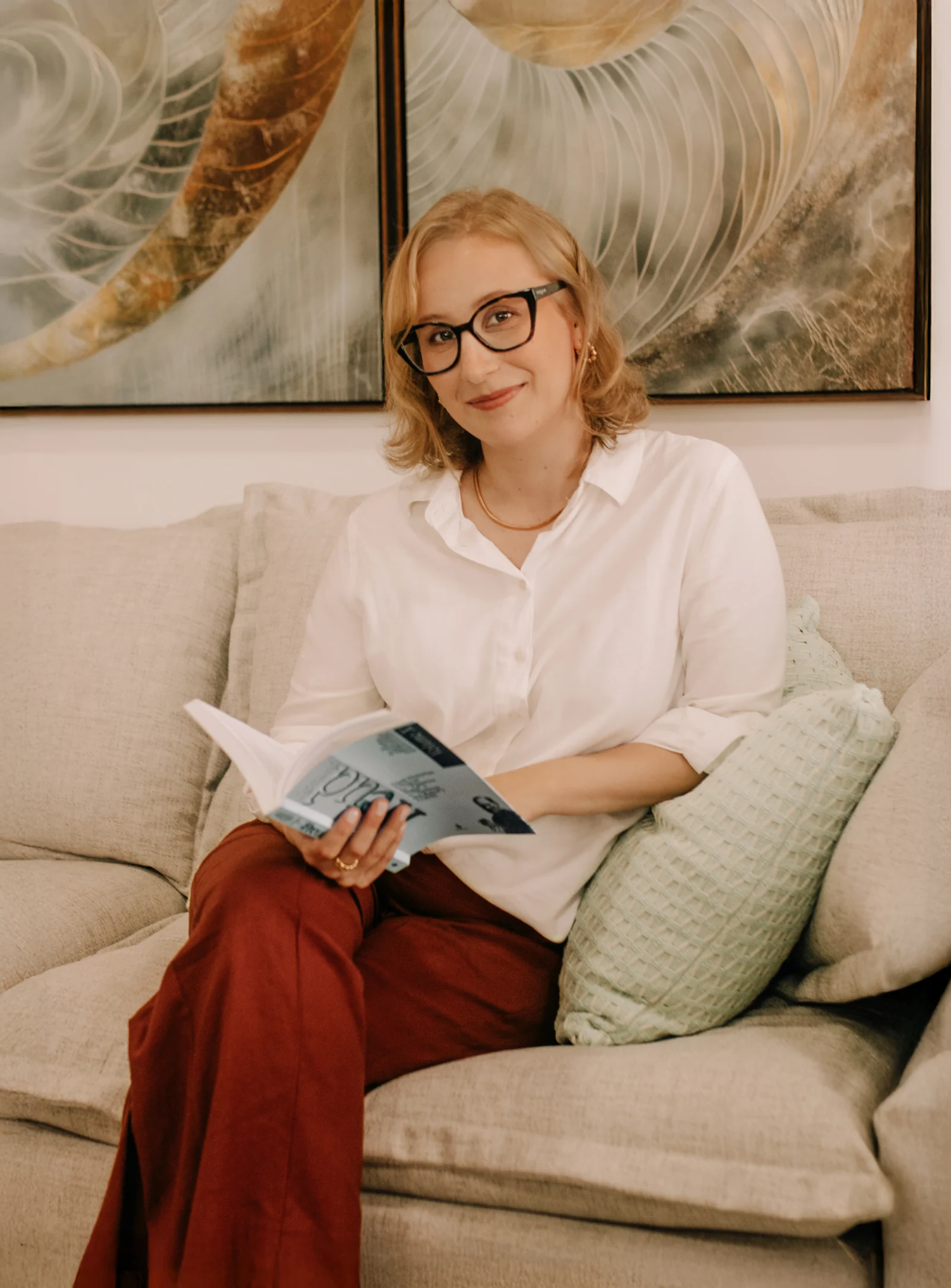 Caroline lendo em seu consultório